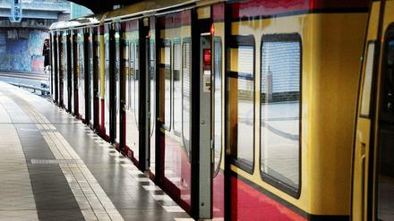 Der Automat war kaputt. Doch die Kontrolleure in der S-Bahn bestanden darauf, einen Schwarzfahr-Vermerk auszustellen.