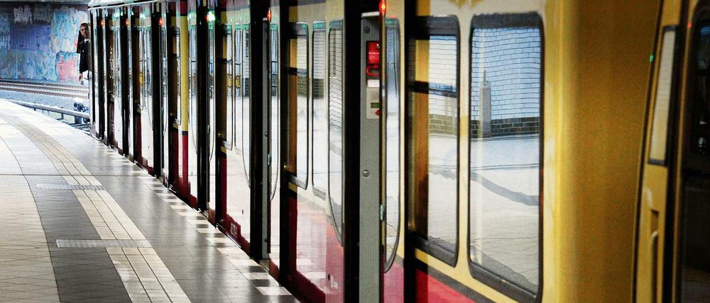 Der Automat war kaputt. Doch die Kontrolleure in der S-Bahn bestanden darauf, einen Schwarzfahr-Vermerk auszustellen. 