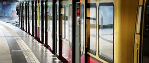 Der Automat war kaputt. Doch die Kontrolleure in der S-Bahn bestanden darauf, einen Schwarzfahr-Vermerk auszustellen. 