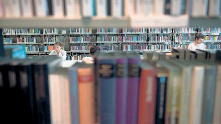 Bücher, nichts als Bücher in der Amerika Gedenkbibliothek in Berlin.