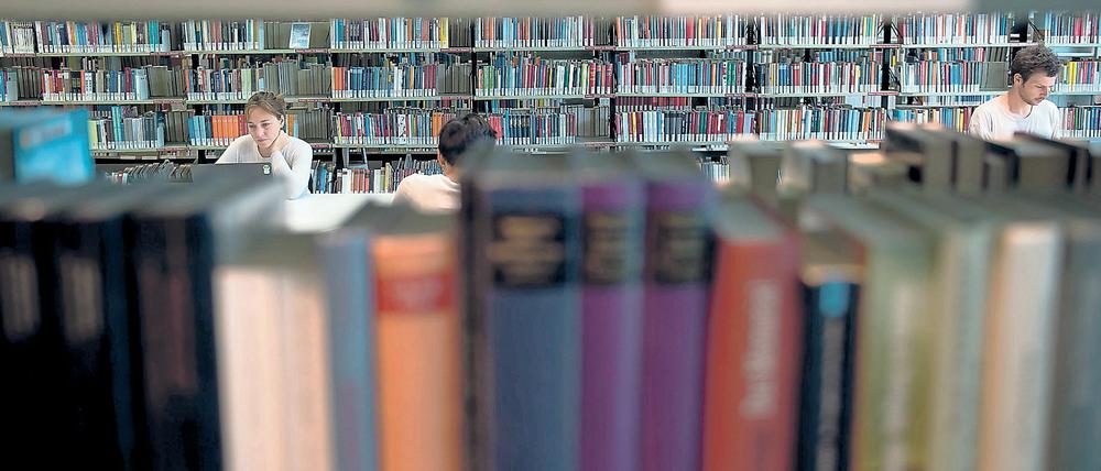 Bücher, nichts als Bücher in der Amerika Gedenkbibliothek in Berlin.