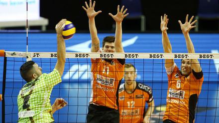 Nicht zu überwinden: Tsimafei Zhukouski und Felix Fischer (von links) bilden gegen Herrschings Aleksandar Milovancevic einen starken Block.