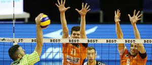 Nicht zu überwinden: Tsimafei Zhukouski und Felix Fischer (von links) bilden gegen Herrschings Aleksandar Milovancevic einen starken Block.