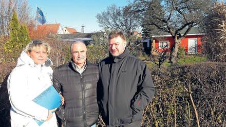 Keine Fans der Idee: Viola Kleinau, Rainer Jurisch und Friedhelm Schipper vom Vorstand der Gartenfreunde Pankow können sich auf dem Hertha-Grundstück kein Stadion vorstellen. 