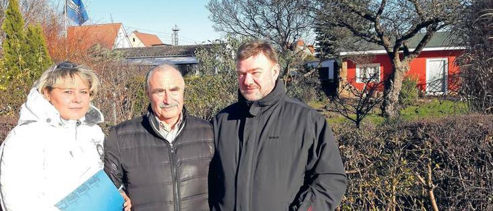 Keine Fans der Idee: Viola Kleinau, Rainer Jurisch und Friedhelm Schipper vom Vorstand der Gartenfreunde Pankow können sich auf dem Hertha-Grundstück kein Stadion vorstellen. 