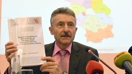 Auf einer Pressekonferenz in Potsdam stellte Brandenburgs Innenminister Karl-Heinz Schröter (SPD) den Gesetzesentwurf am Donnerstag vor.