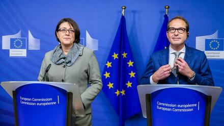 EU-Verkehrskommissarin Bulc hat den Widerstand gegen die Mautpläne von Bundesverkehrsminister Dobrindt (CSU) aufgegeben.