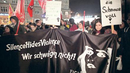 Die Demo danach: Zahlreiche Menschen demonstrierten am 5. Januar 2016 vor dem Kölner Dom gegen sexuelle Gewalt. 