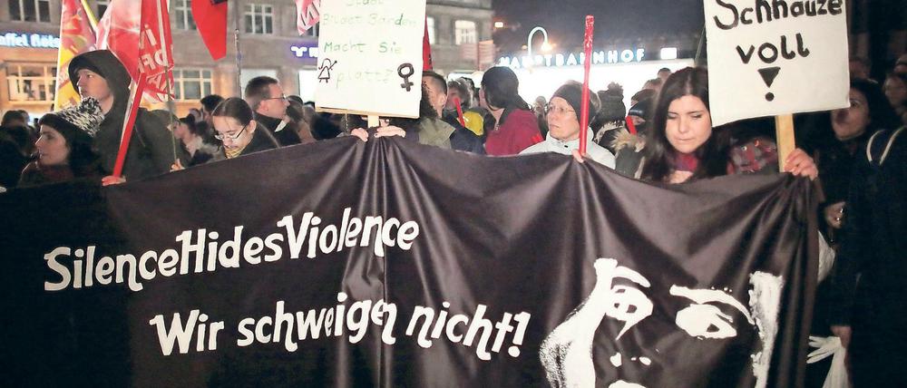 Die Demo danach: Zahlreiche Menschen demonstrierten am 5. Januar 2016 vor dem Kölner Dom gegen sexuelle Gewalt.