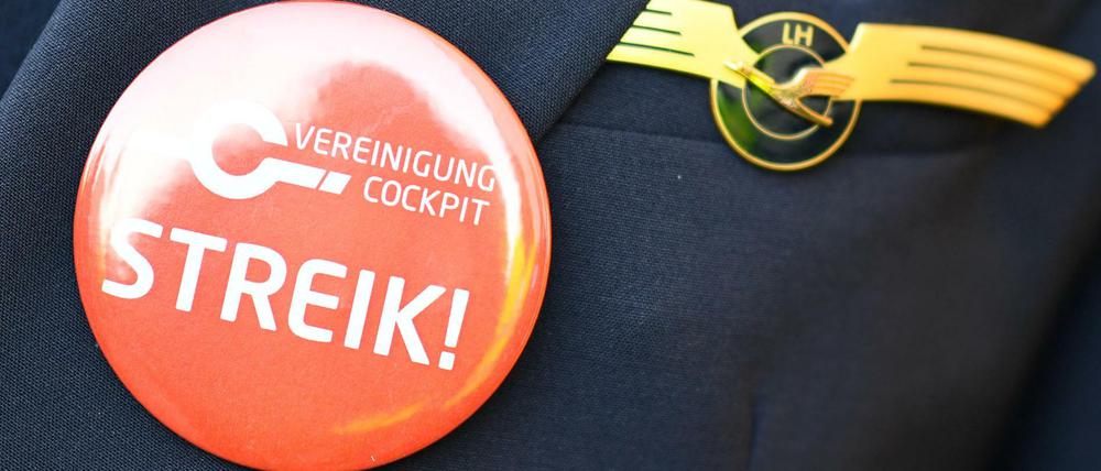 Ein Lufthansa-Pilot trägt am 30.11.2016 in Frankfurt am Main (Hessen) bei einer Kundgebung der Pilotengewerkschaft Vereinigung Cockpit einen Button "Streik" auf einer Uniform.