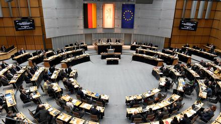 Abgeordnete und Senatoren nehmen am 24.11.2016 im Abgeordnetenhaus in Berlin an der zweiten Sitzung der Legislaturperiode teil.