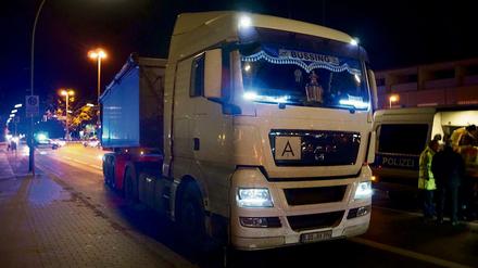 Von diesem Lkw wurde am Montag eine Radfahrerin überfahren. Ein Gutachter untersucht jetzt die Unfallursache.