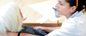 Schlecht bezahlt. Pflegekräfte verdienen im Vergleich zu Krankenschwestern deutlich weniger. 