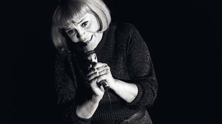 Alles, was Brecht ist. Gisela May bei einem Fernsehauftritt, 1985.