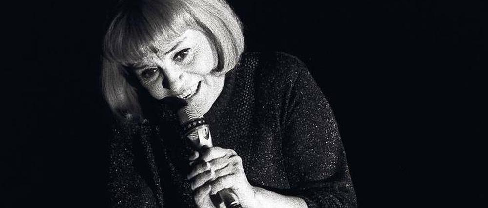 Alles, was Brecht ist. Gisela May bei einem Fernsehauftritt, 1985.