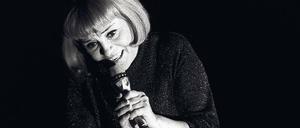 Alles, was Brecht ist. Gisela May bei einem Fernsehauftritt, 1985.