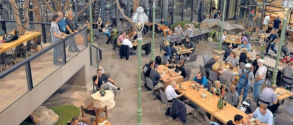 Die Halle des alten Mariendorfer Gaswerks wurde geschickt eingerichtet und in verschiedene Zonen von intim bis großräumig unterteilt.