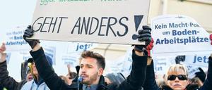 Kollegen gegen Kollegen. Kundgebung des Betriebsrats gegen die streikenden Piloten. 