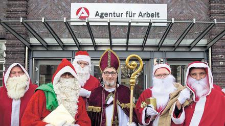 Santa dringend gesucht. Die Nachfrage nach Weihnachtsmännern in Deutschland ist viel größer als das Angebot. 