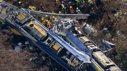 Rettungskräfte stehen am 9. Februar an der Unfallstelle des Zugunglücks in Bad Aibling (Bayern).