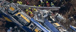 Rettungskräfte stehen am 9. Februar an der Unfallstelle des Zugunglücks in Bad Aibling (Bayern).