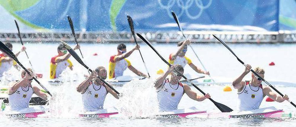 Alle vier Jahre im Vordergrund. Nur bei Olympia erfahren deutsche Kanuten große öffentliche Aufmerksamkeit, hier gewinnt der Kajak-Vierer in Rio de Janeiro Gold. Foto: p-a/dpa/Stache