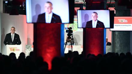 Breit aufgestellt. Präsident Dirk Zingler bei der der Mitgliederversammlung des 1. FC Union.