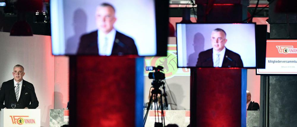 Breit aufgestellt. Präsident Dirk Zingler bei der der Mitgliederversammlung des 1. FC Union.