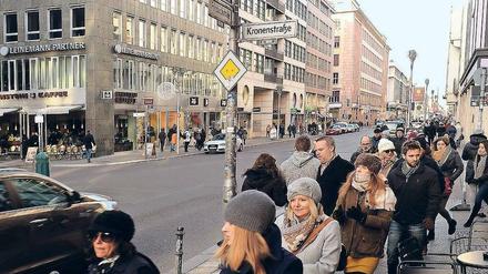Auf der Friedrichstraße sind die Bürgersteige an manchen Stellen recht schmal. 