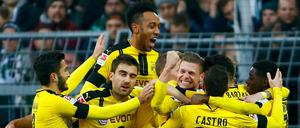 Faust in der Traube: Dortmunds Spieler feiern den Sieg über Gladbach.