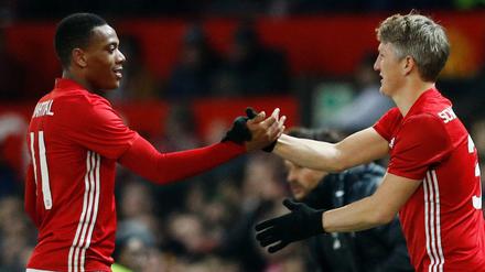 Komm rein! Bastian Schweinsteiger wird für Anthony Martial eingewechselt.