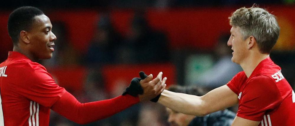 Komm rein! Bastian Schweinsteiger wird für Anthony Martial eingewechselt.