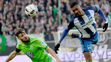 Artistisch: Wolfsburgs Daniel Caligiuri (l) und Herthas Salomon Kalou kämpfen um den Ball.