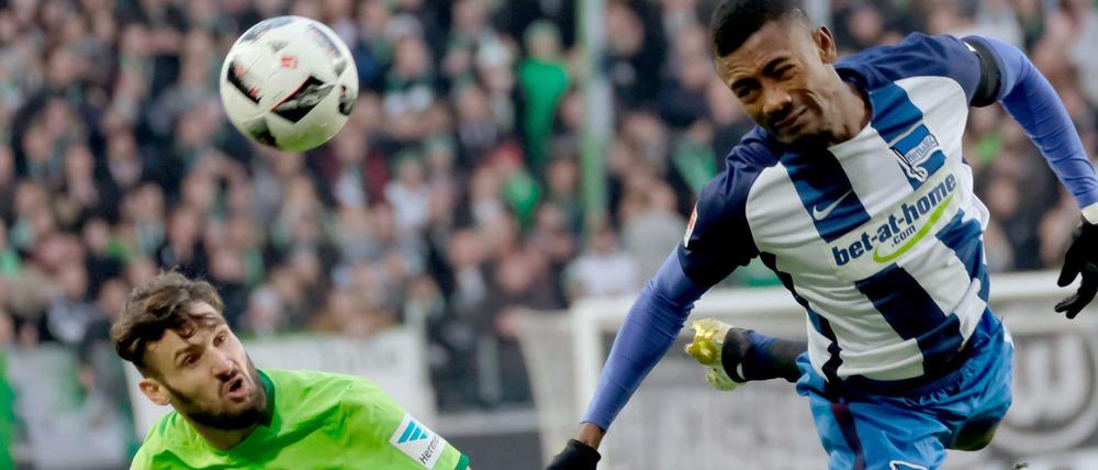 Artistisch: Wolfsburgs Daniel Caligiuri (l) und Herthas Salomon Kalou kämpfen um den Ball.