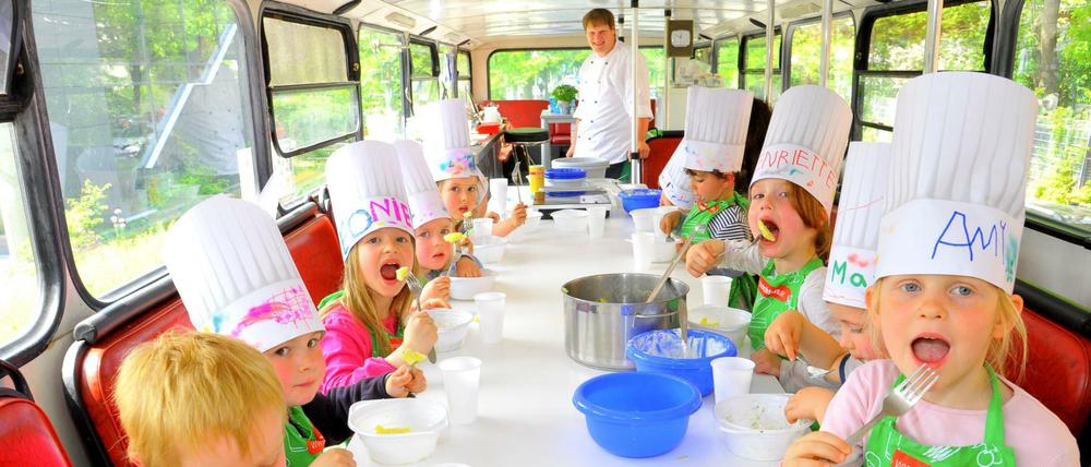 Kita-Kinder im Kochbus. Geschwister bekommen Ermäßigung bei der Kita-Gebühr.