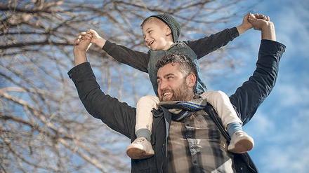 Nicht immer leicht zu schultern: Stiefväter müssen ihre Rolle und ein Verhältnis zum Kind ihrer Partnerin erst finden.