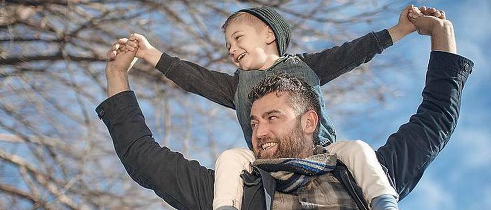 Nicht immer leicht zu schultern: Stiefväter müssen ihre Rolle und ein Verhältnis zum Kind ihrer Partnerin erst finden.