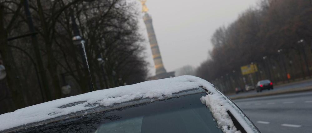 Der Wetterdienst warnt: Am Dienstag kann es glatt werden in Berlin.
