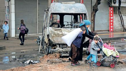 Überleben im Konflikt: Eine Frau mit ihren Kindern in Diyarbakir.