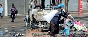 Überleben im Konflikt: Eine Frau mit ihren Kindern in Diyarbakir.