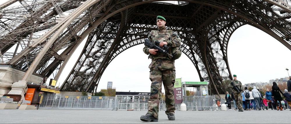 Ein Soldat vor dem Eiffelturm in Paris