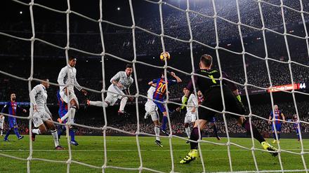 Sergio Ramos (4.v.l.) erzielt den Ausgleich für Real.