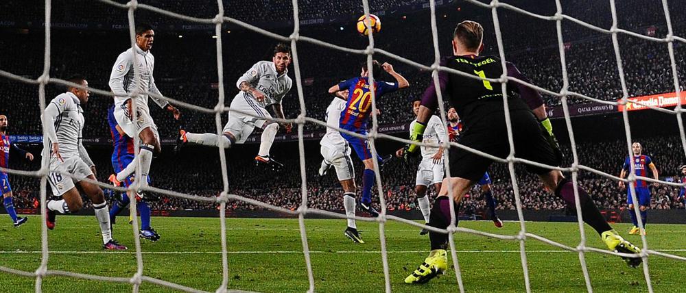 Sergio Ramos (4.v.l.) erzielt den Ausgleich für Real.