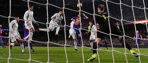 Sergio Ramos (4.v.l.) erzielt den Ausgleich für Real.