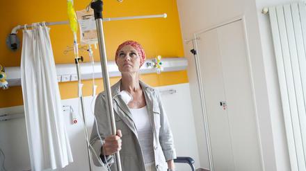 Schwierige Entscheidung. Nicht immer ist eindeutig, welche Brustkrebspatientin wirklich eine Chemotherapie braucht. Genexpressionstests sollten dann helfen.