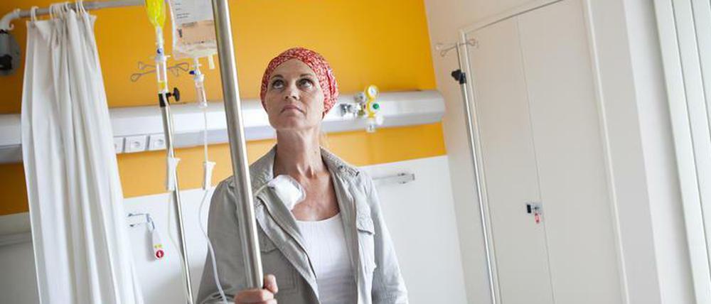 Schwierige Entscheidung. Nicht immer ist eindeutig, welche Brustkrebspatientin wirklich eine Chemotherapie braucht. Genexpressionstests sollten dann helfen.