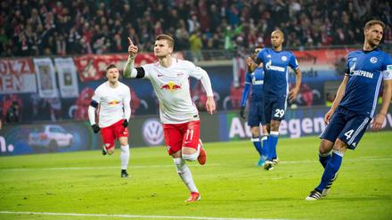 Timo Werner feiert seinen frühen Führungstreffer.