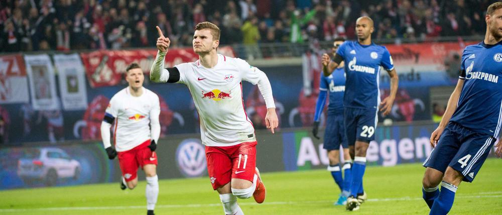 Timo Werner feiert seinen frühen Führungstreffer.