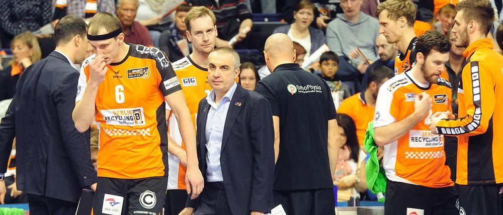 Volleys-Trainer Roberto Serniotti (4. v. li.) hatte gegen die United Volleys Rhein-Main ein paar richtig gute Ideen.