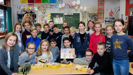 Der Gewinner mittendrin: Jannes, 9 Jahre alt, aus Kladow, hier inmitten seiner Klasse.